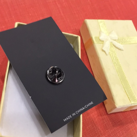 Coach NYC Baseball Pin/New - Picture 2 of 4